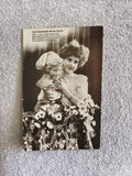 Carte photo ancienne CPA Les Conseils de la Folie femme poupée fleurs