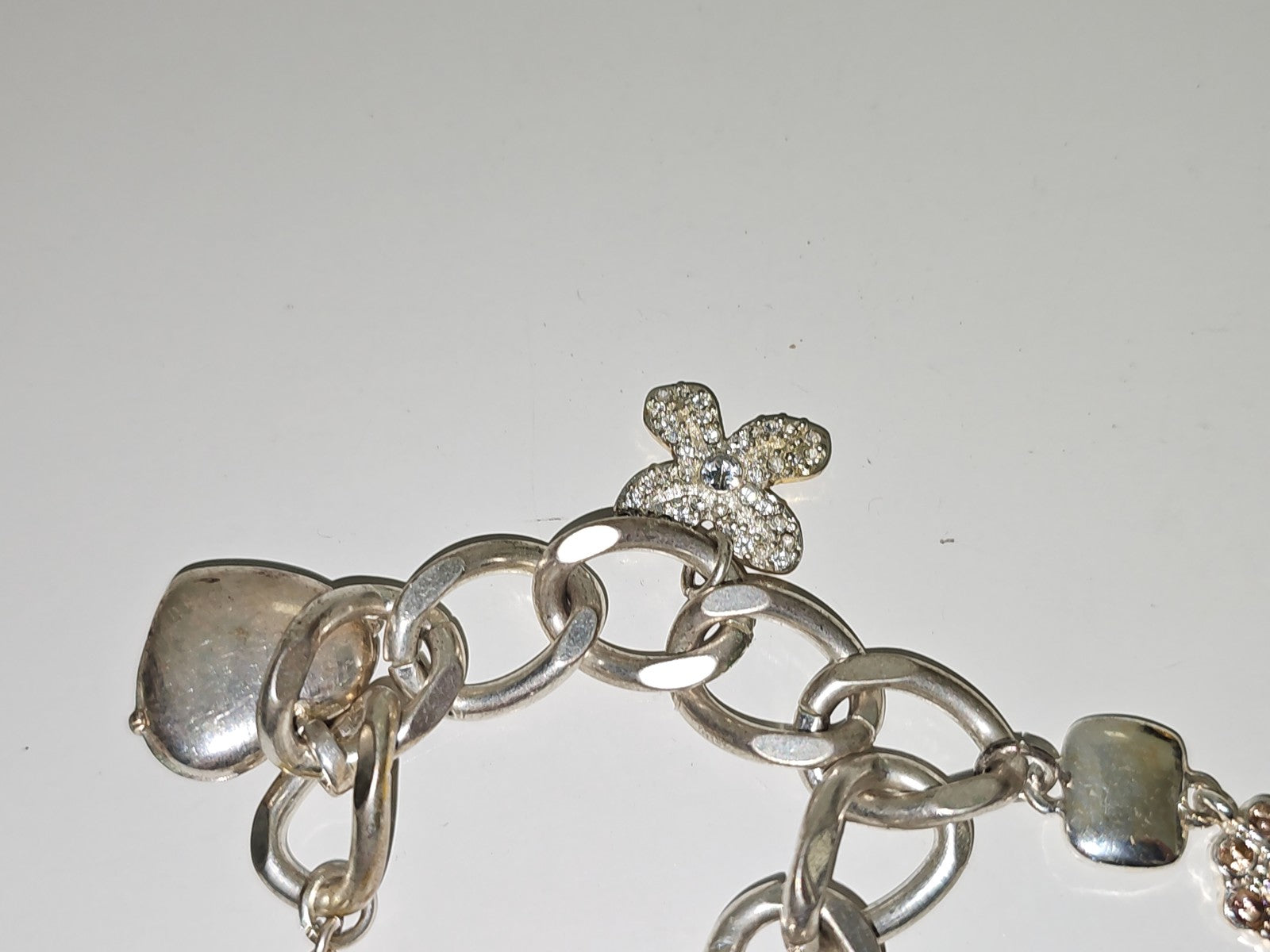 Bracelet large en acier signé Monet, bijou élégant de la marque Monet