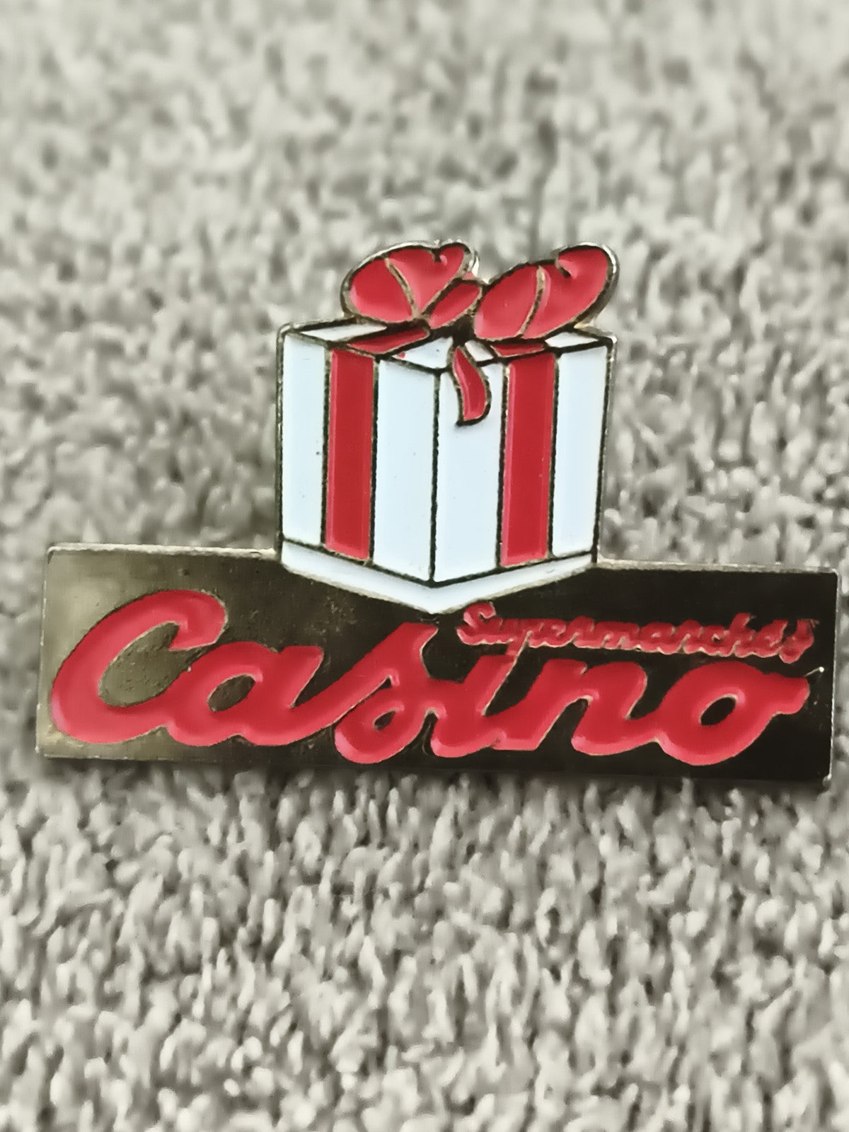 Pin's vintage Supermarchés Casino cadeau logo rouge blanc rétro (Ref 1)