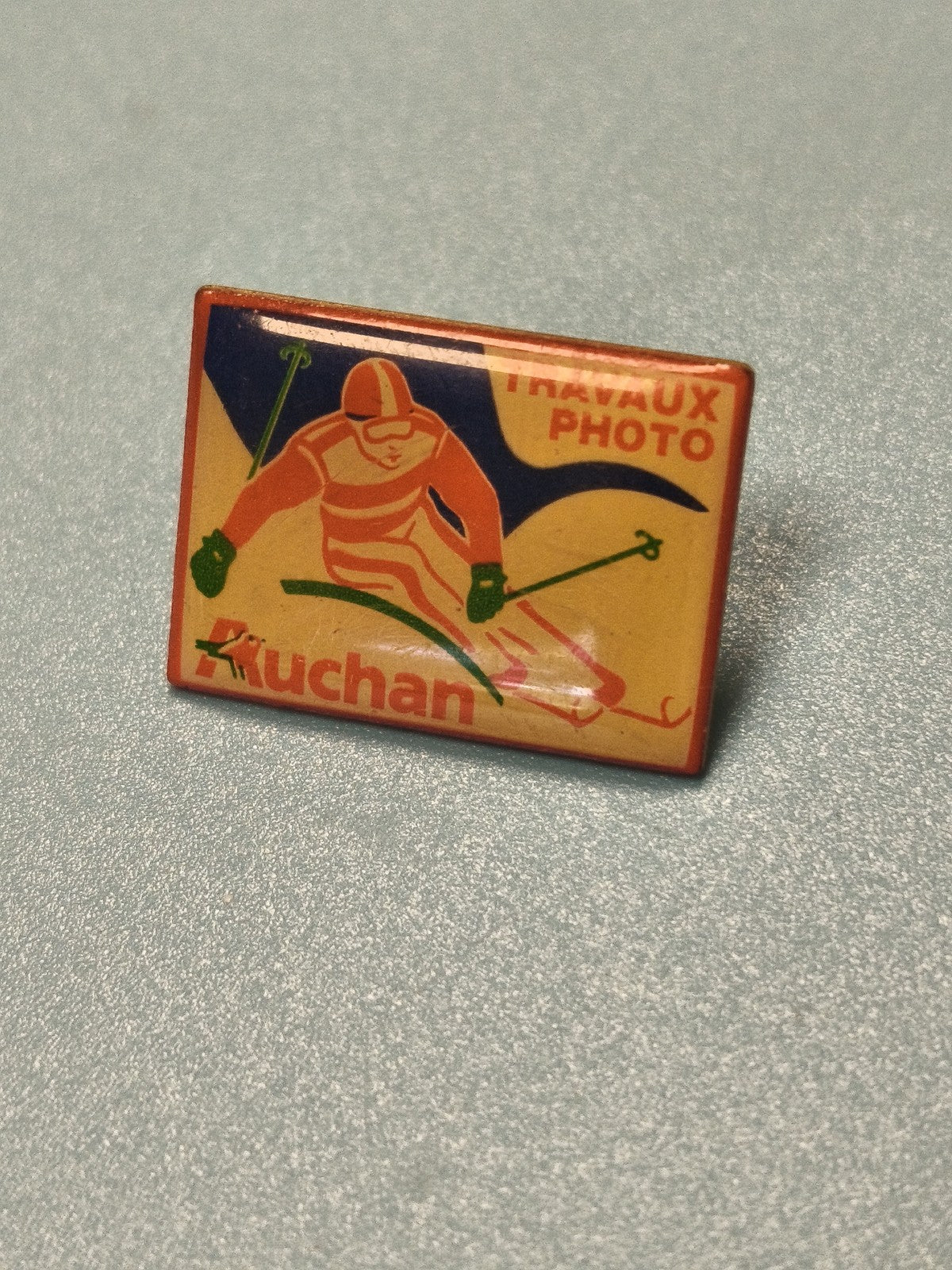 Vintage pin's Auchan ski, illustration sportive, Travaux Photo, collection rétro