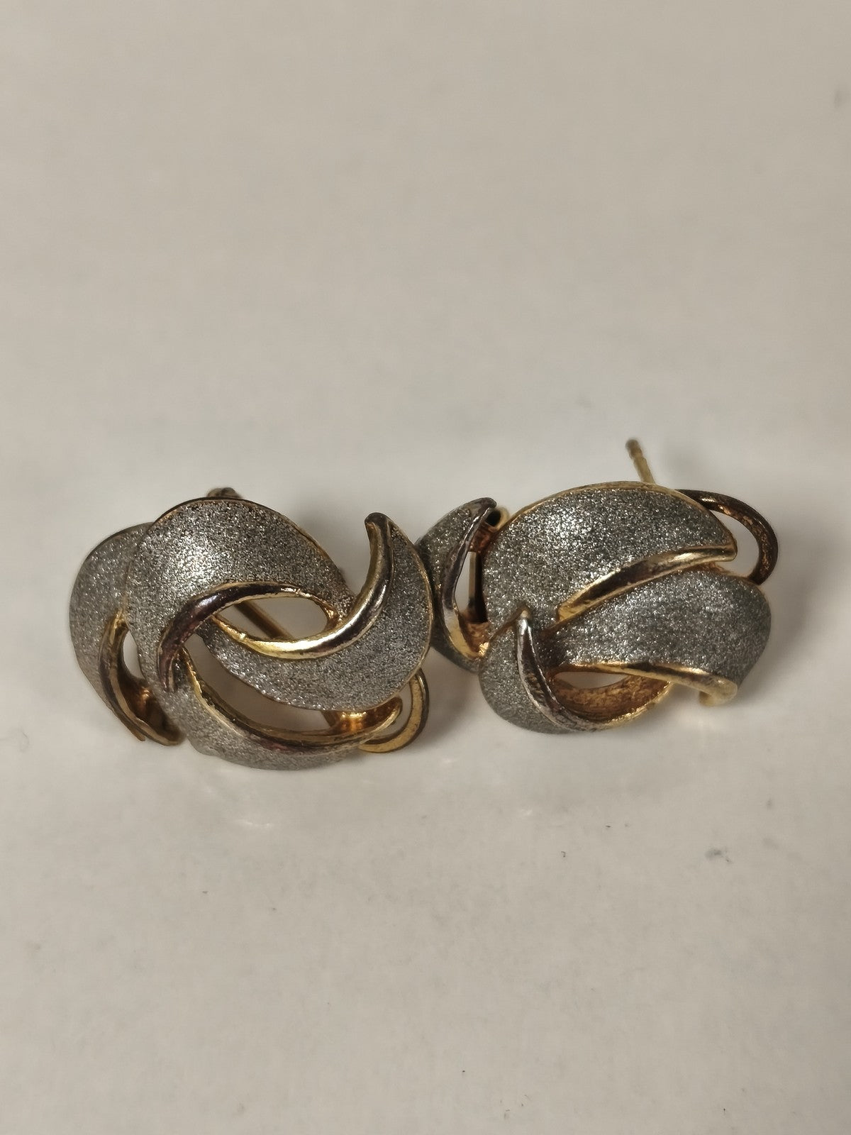 Paire de boucles d?oreilles anciennes signées, bijou vintage rétro collection