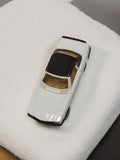 Véhicule miniature vintage blanc toit noir, voiture rétro ancienne d’occasion