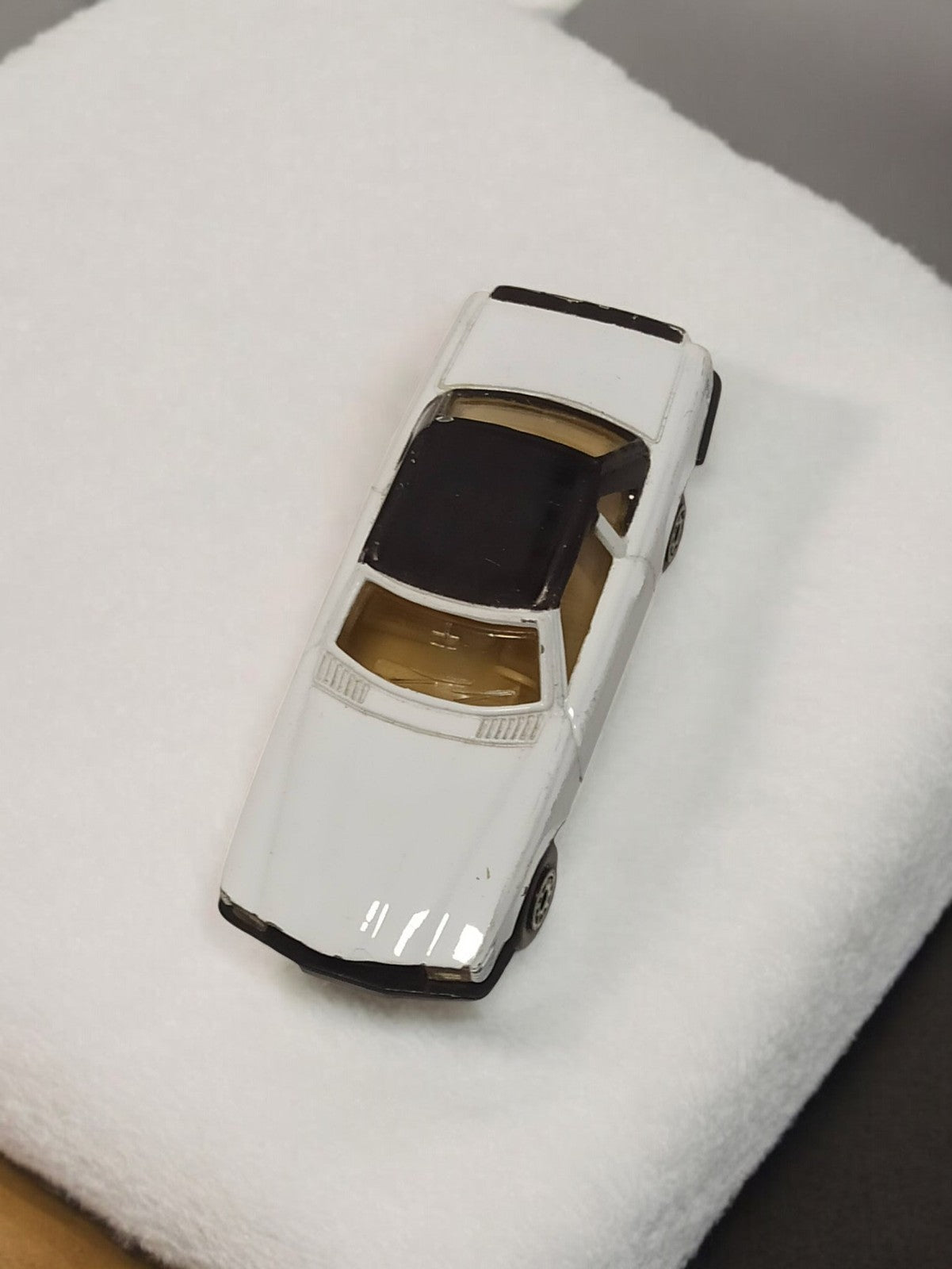 Véhicule miniature vintage blanc toit noir, voiture rétro ancienne d’occasion