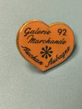 Pin's vintage Auchan Aubagne c?ur orange Galerie Marchande 92 collection
