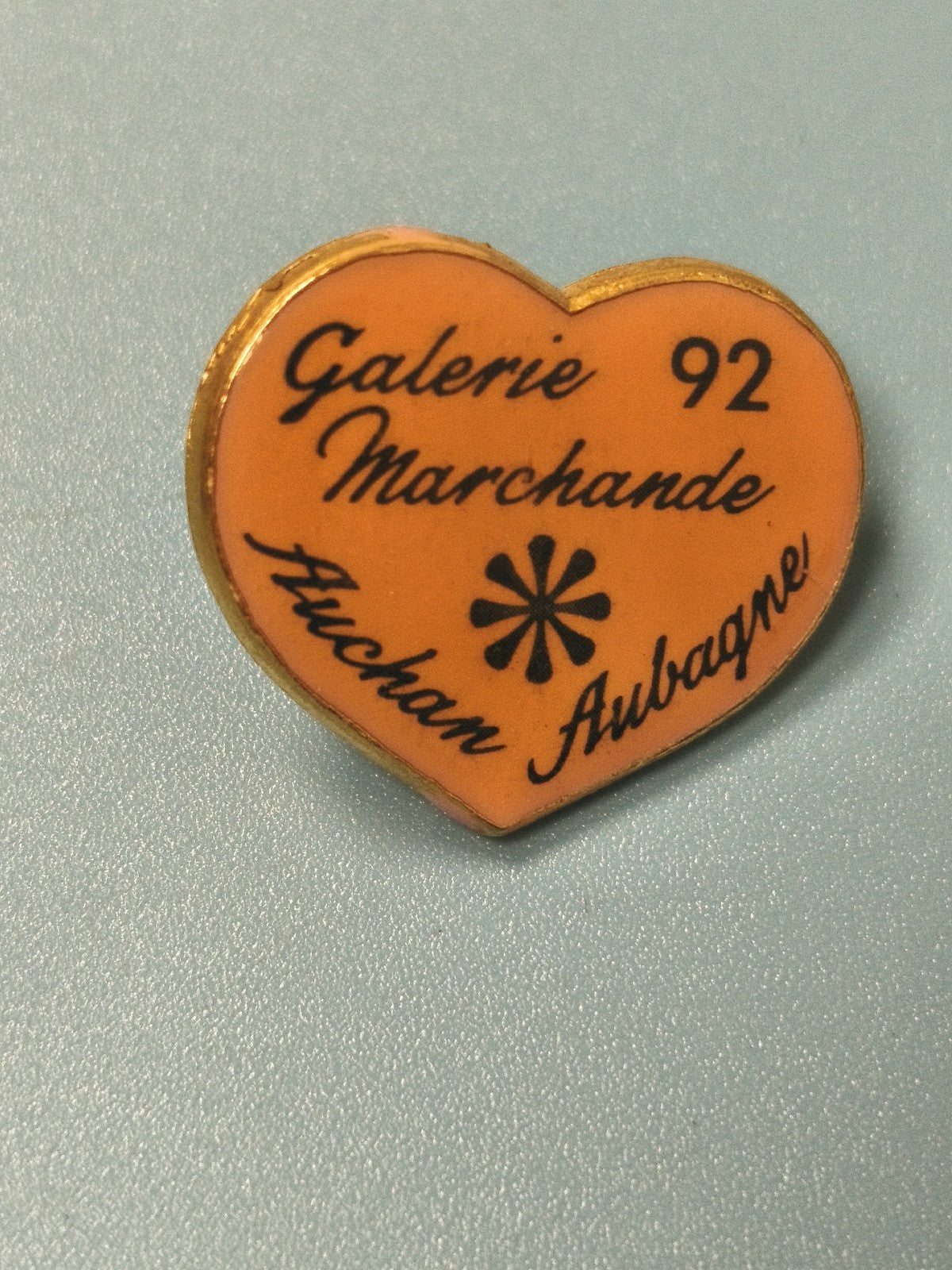 Pin's vintage Auchan Aubagne c?ur orange Galerie Marchande 92 collection
