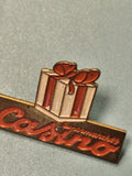 Pin's vintage Supermarchés Casino cadeau rouge blanc collection publicitaire