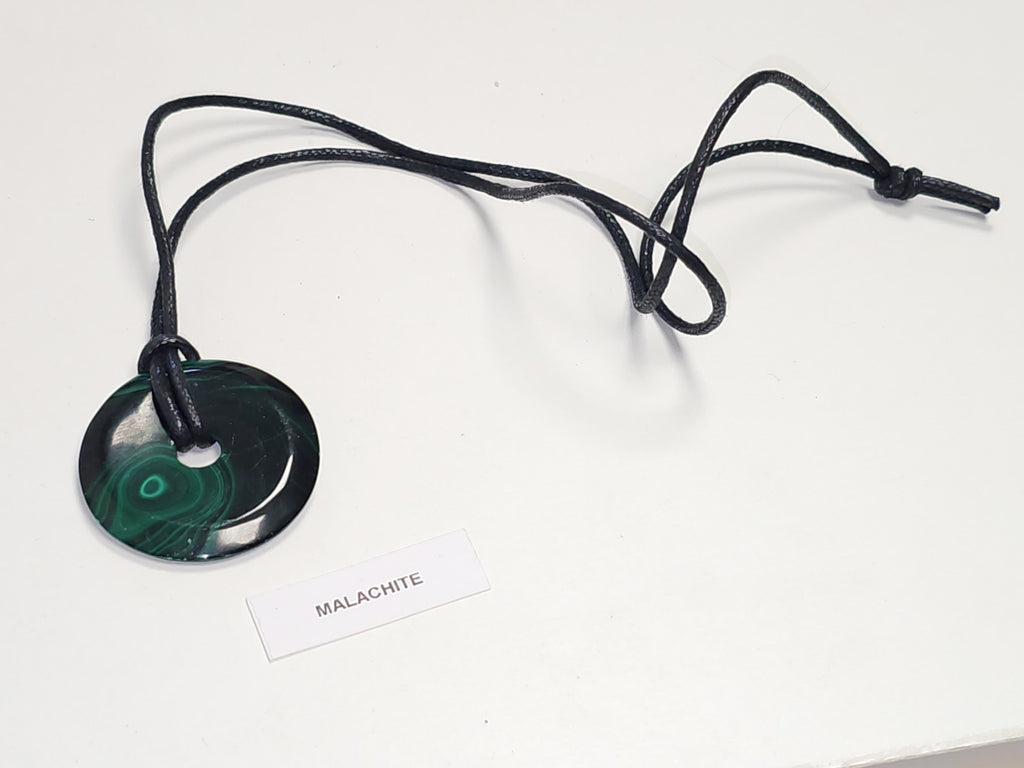 Collier pendentif donut en pierre naturelle malachite verte élégante femme