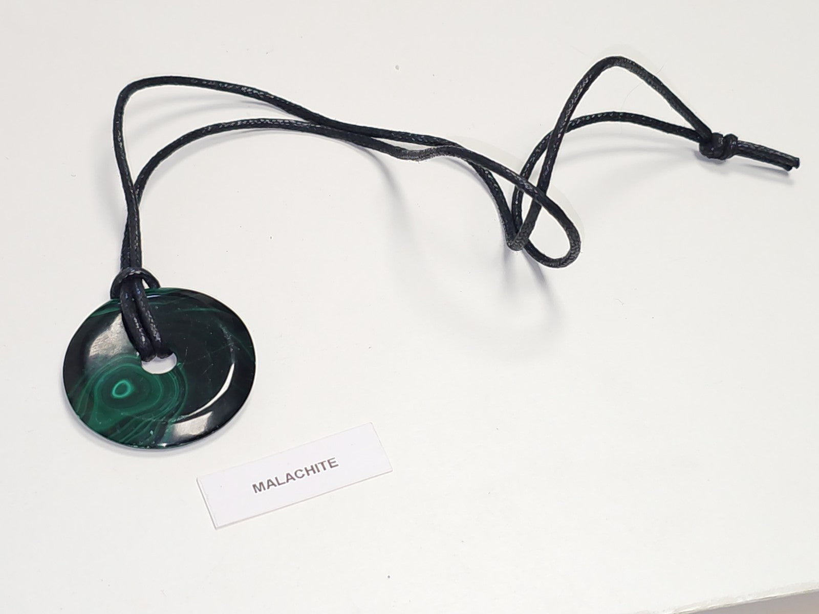Collier pendentif donut en pierre naturelle malachite verte élégante femme