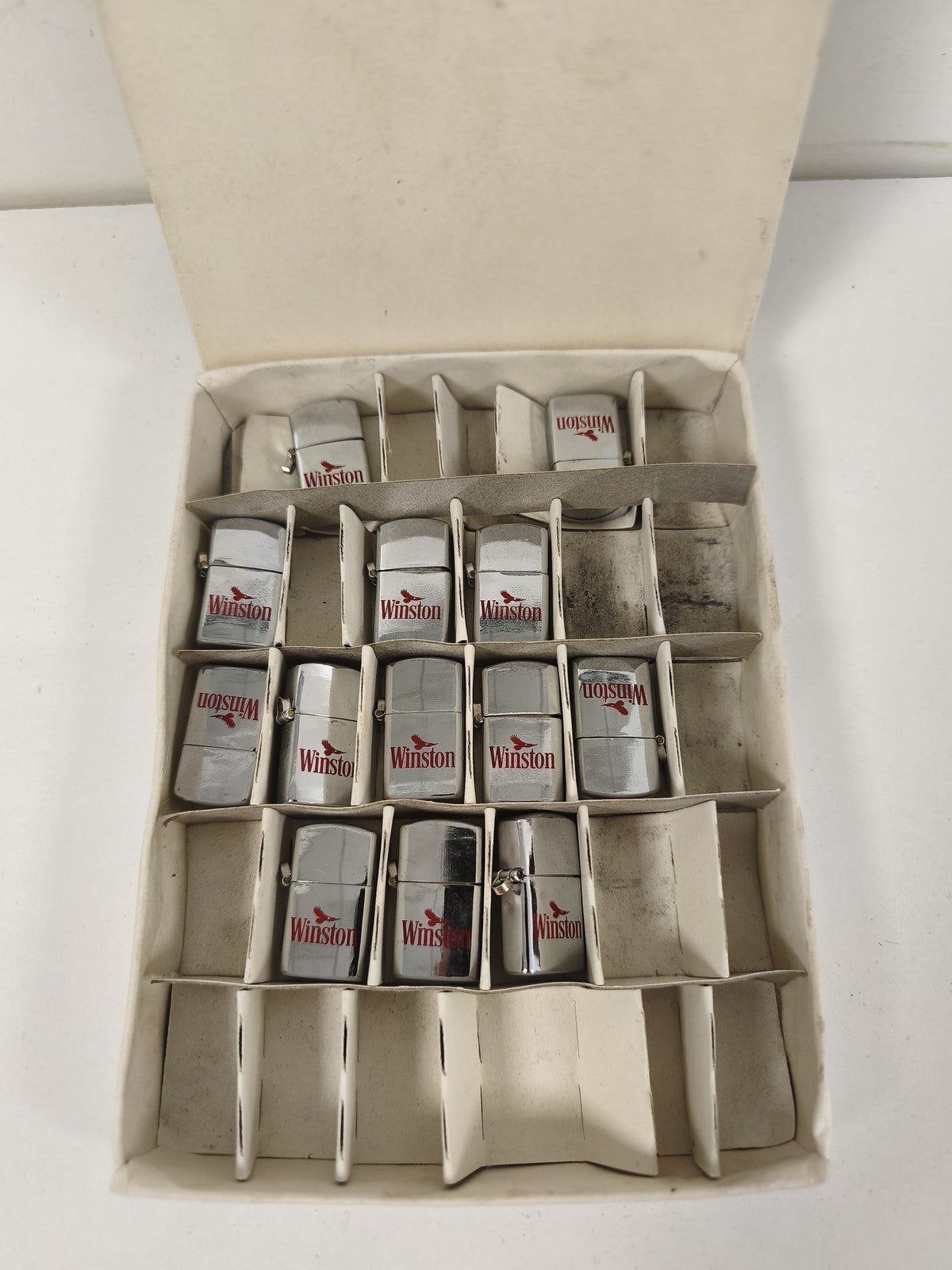 Lot de mini briquets publicitaires Winston argentés en boîte compartimentée