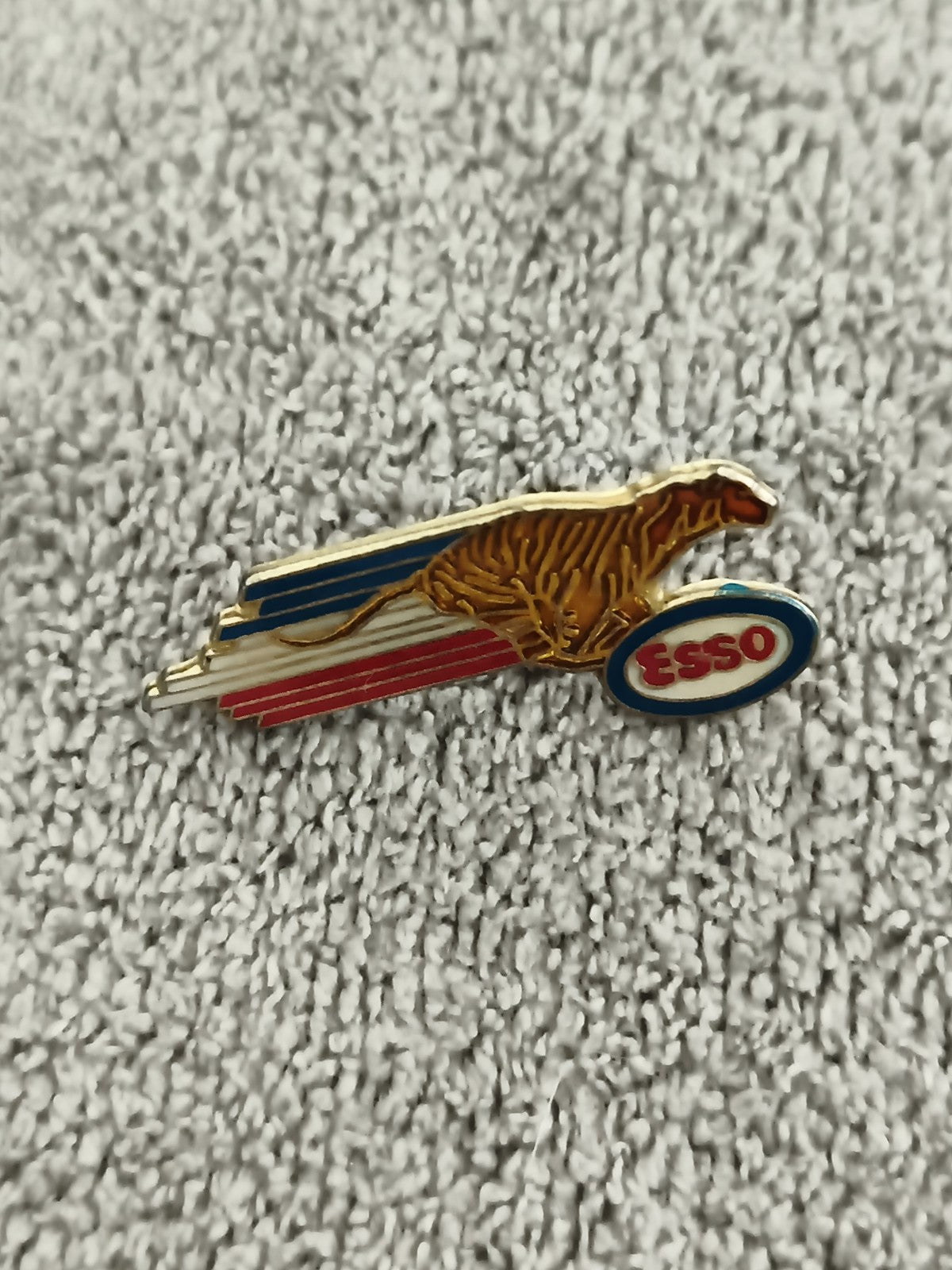 Pin's vintage ESSO guépard émaillé logo bleu rouge doré ancien pub oil (Ref 2)