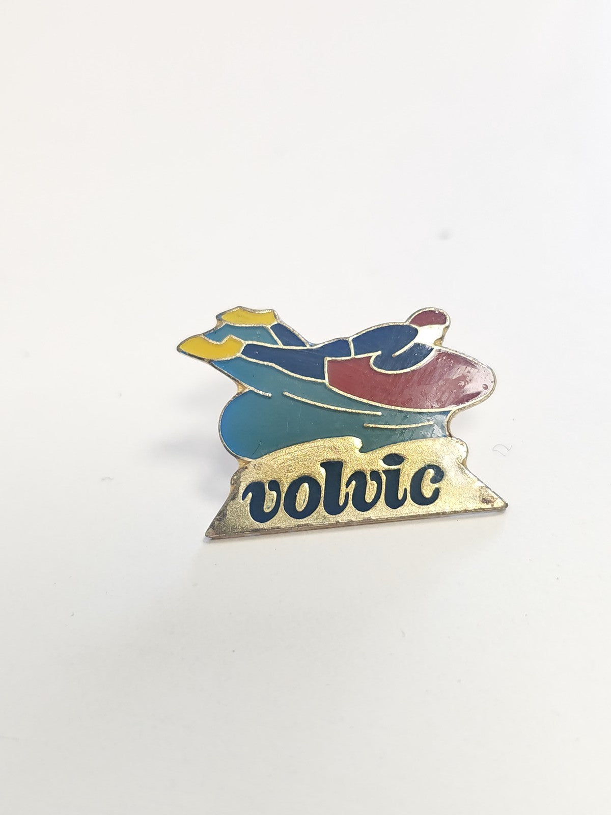 Pin's rétro Volvic ancien, badge publicitaire vintage collection France années 8