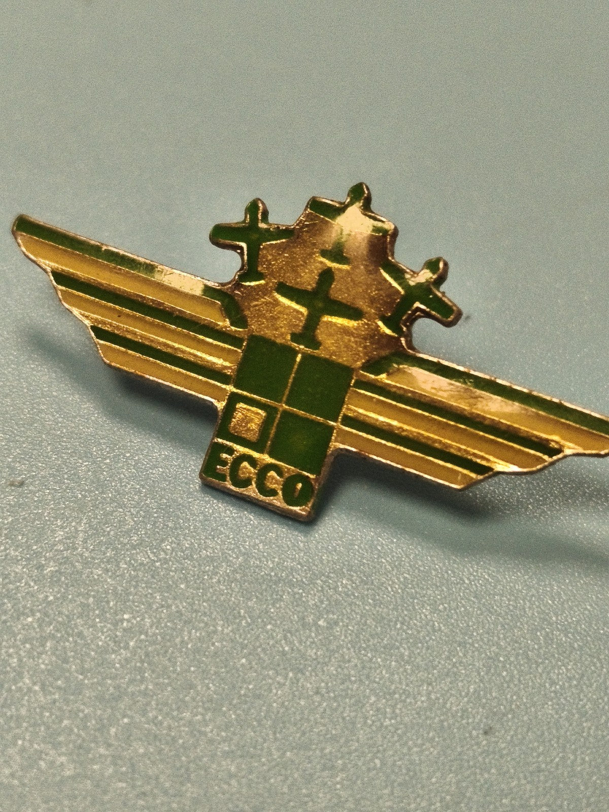 Vintage pin's ECCO ancien, vert doré, motif croix ailée, collection