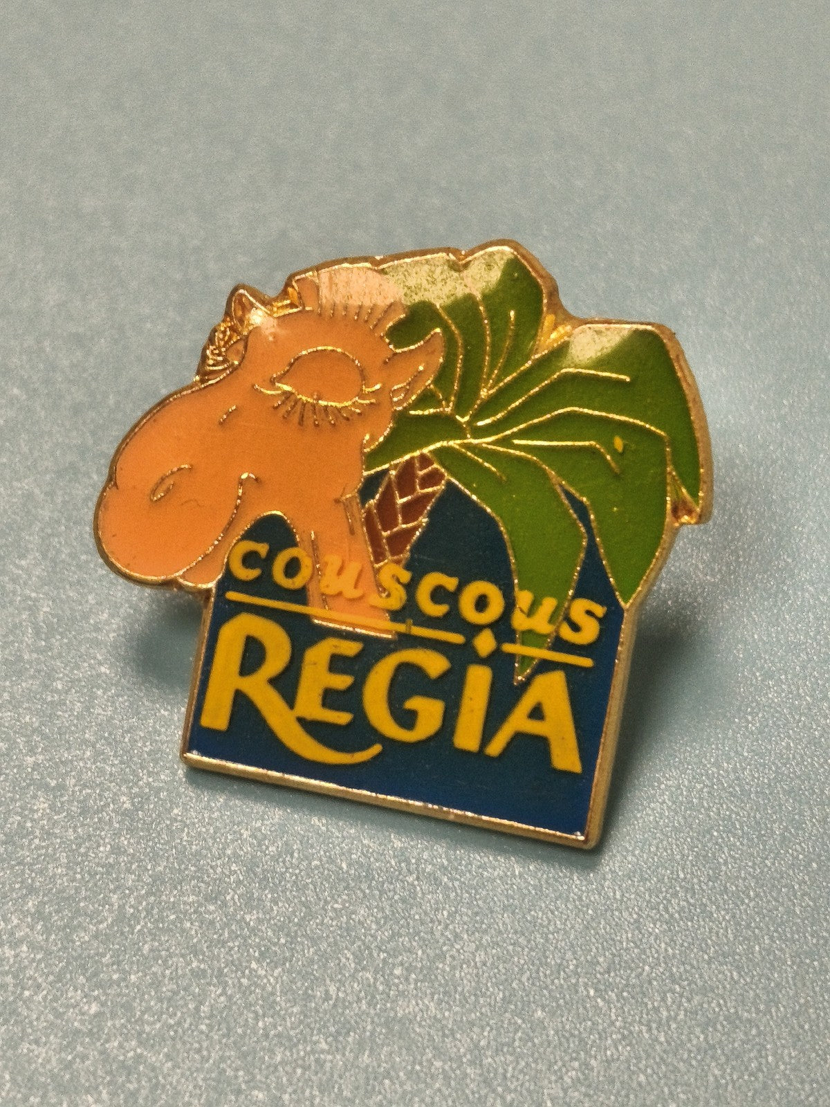 Pin's vintage couscous Regia chameau émaillé publicitaire collection