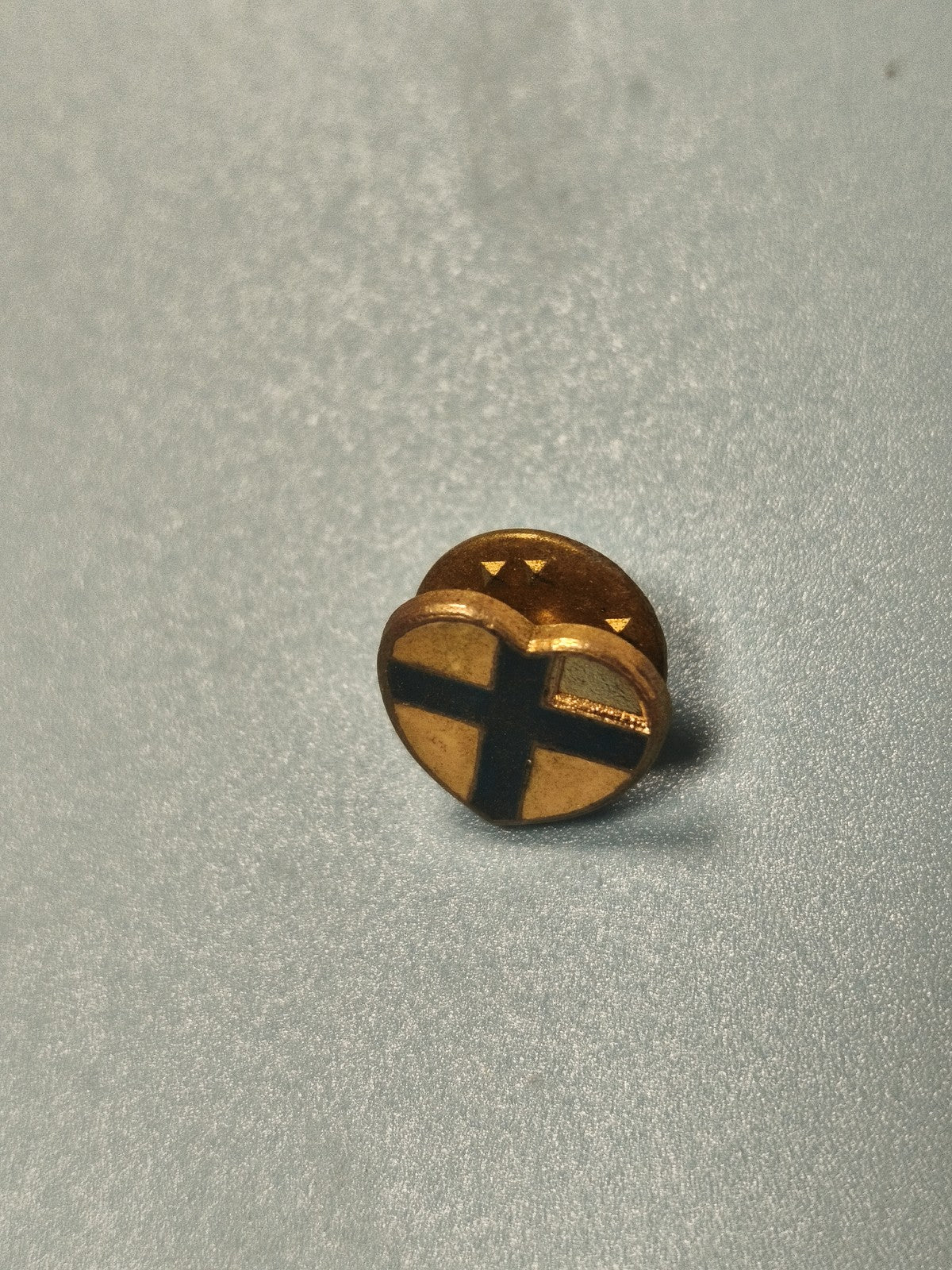 Vintage pin's Marseille blason croix bleu doré collection rétro ancien