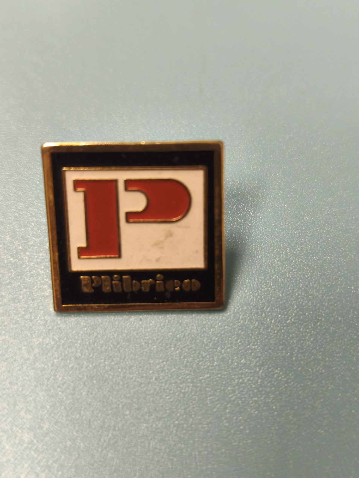 Pin's vintage Philbrico carré émaillé rouge et noir collection rétro (Ref 16)