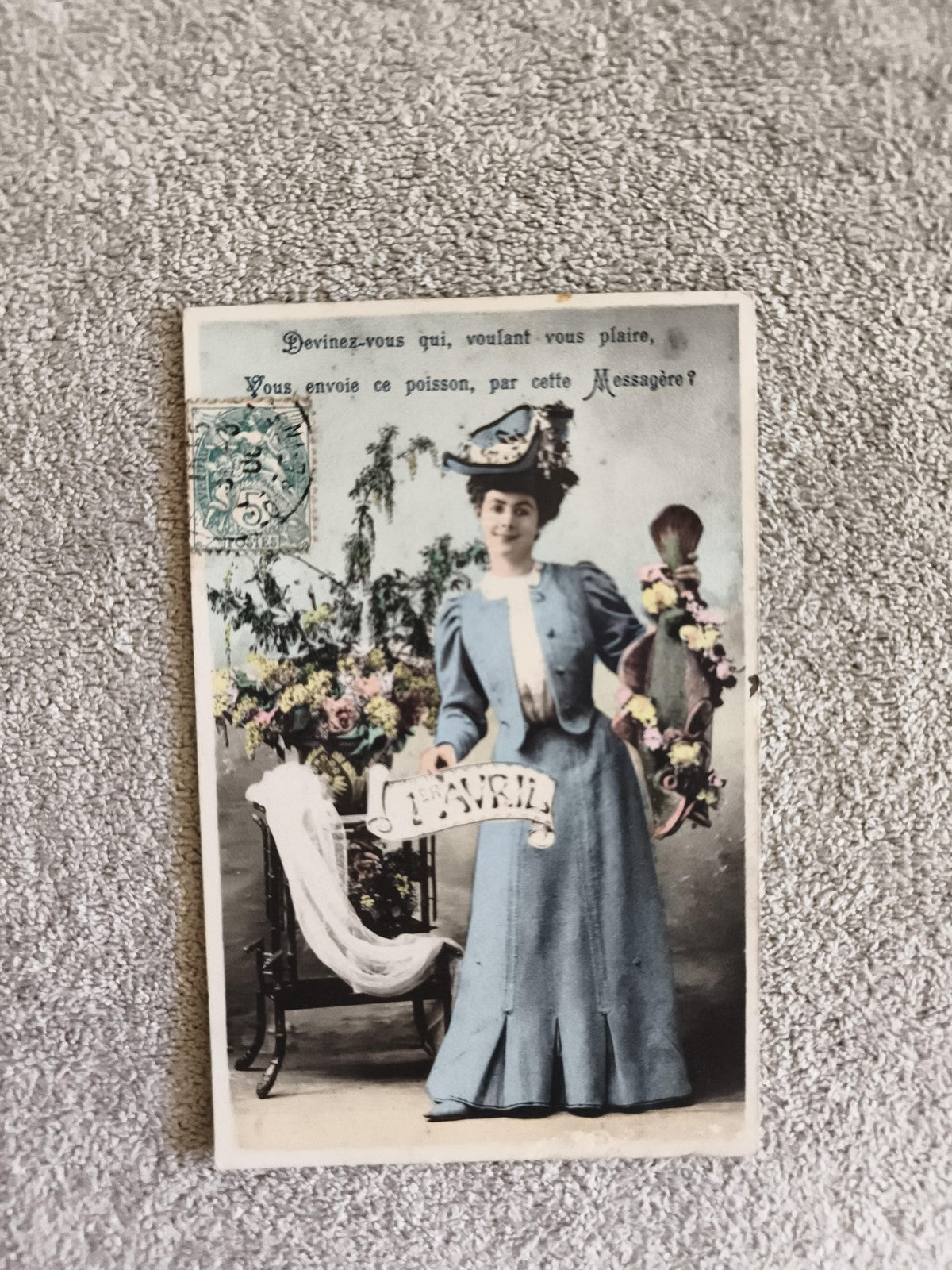 CPA illustrée 1er Avril, femme costume bleu, poisson d'avril, timbre 5c