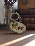 Porte-clés vintage Gervais calèche émaillé rétro années 70 accessoire pub