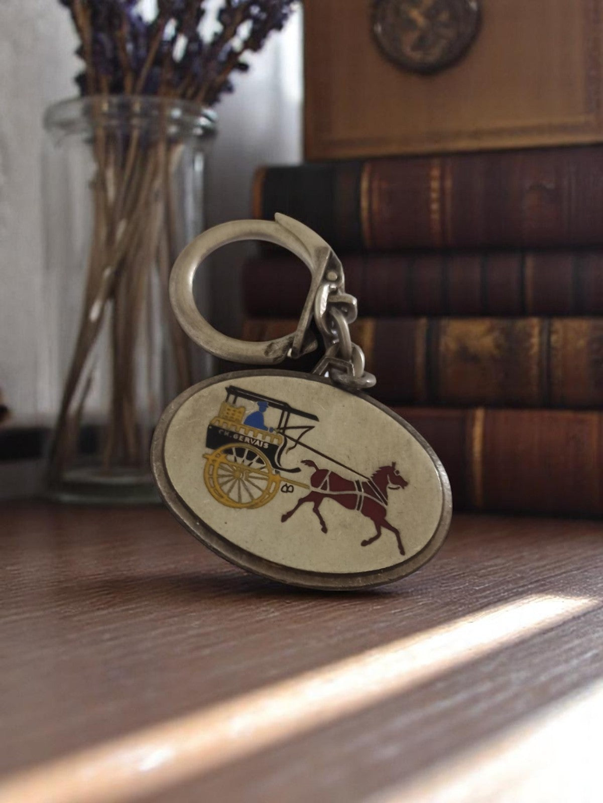 Porte-clés vintage Gervais calèche émaillé rétro années 70 accessoire pub