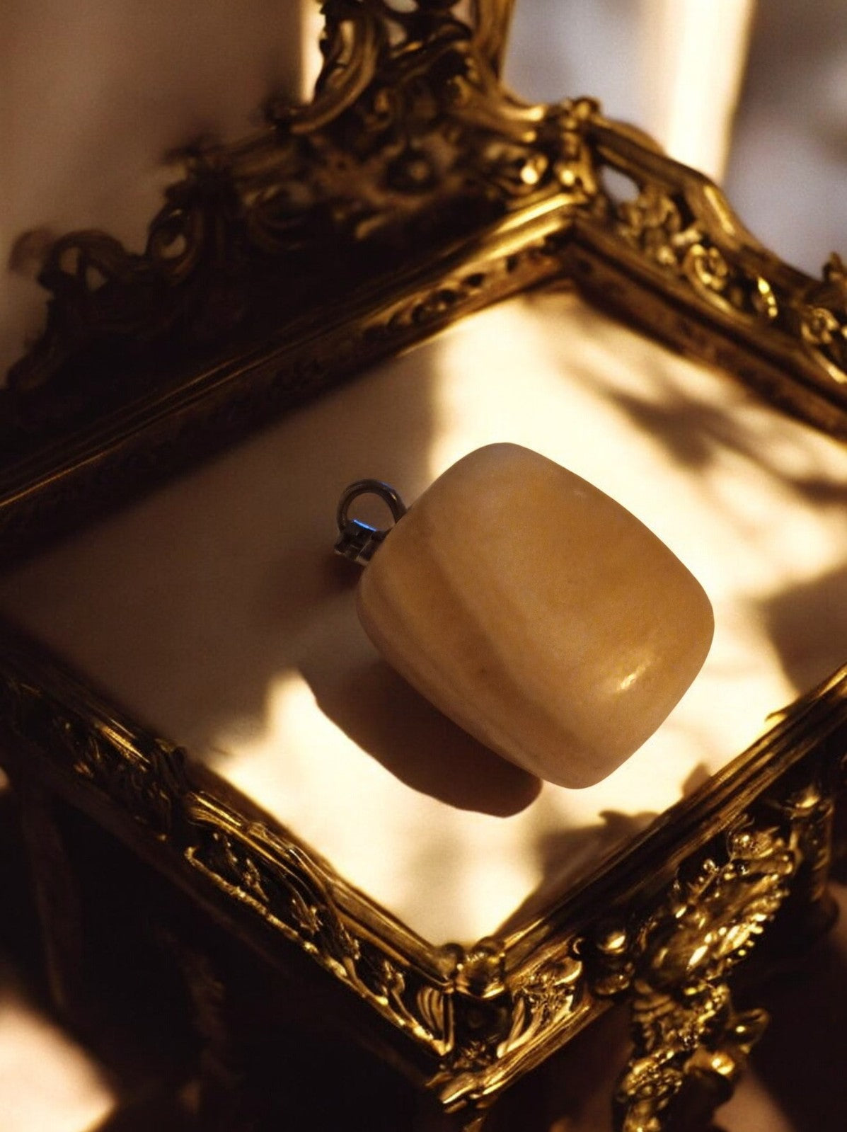 Pendentif pierre naturelle beige, bijou élégant monture argentée