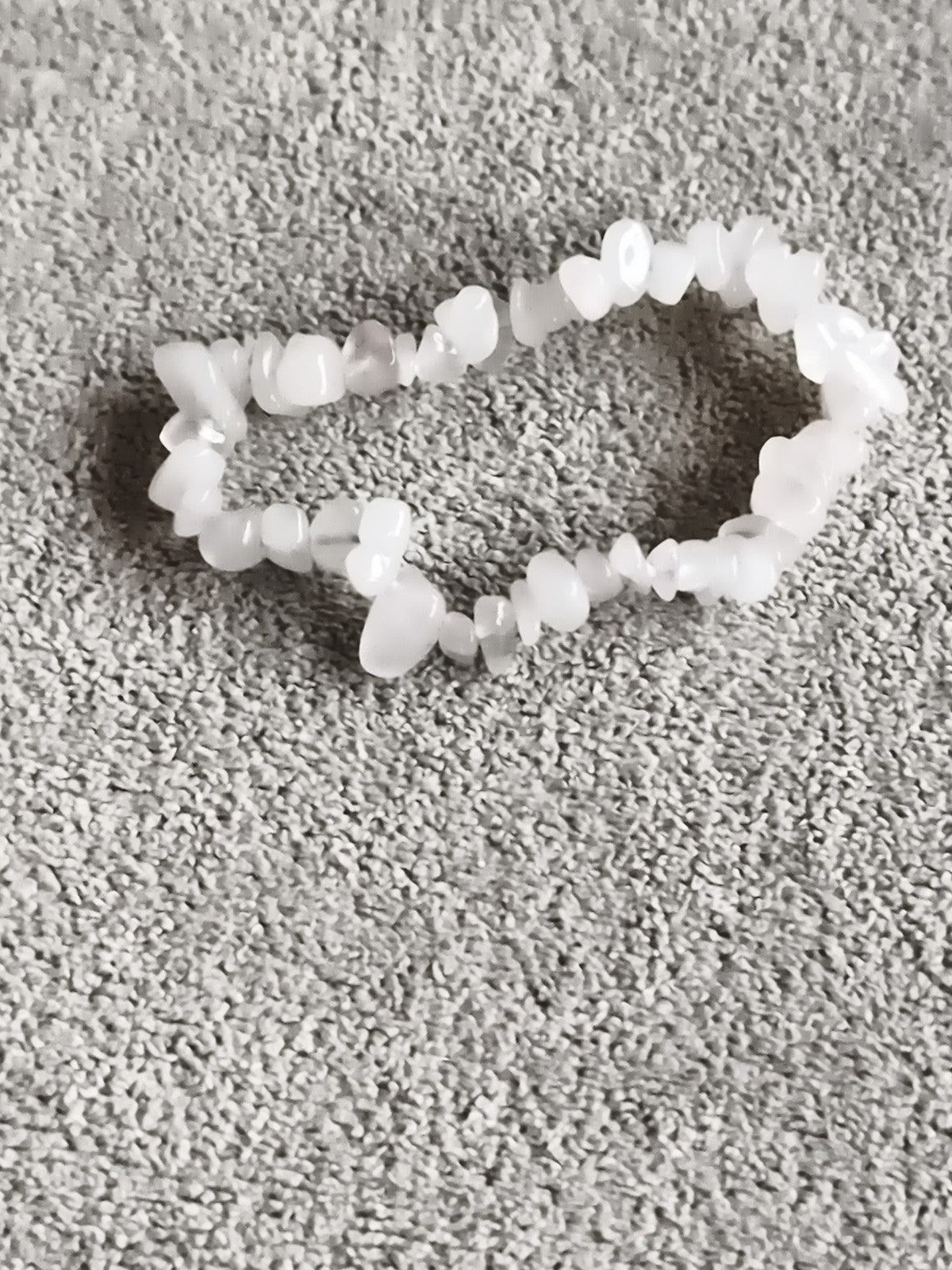 Bracelet pierres naturelles blanches, perles irrégulières, élastique souple