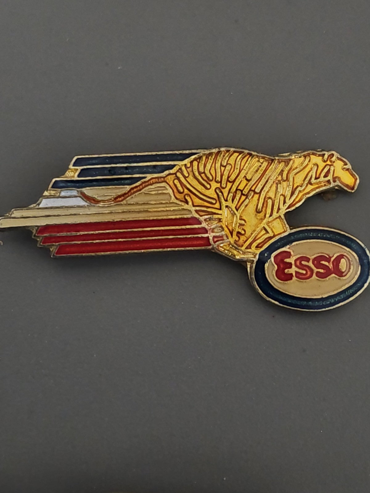 Pin's ancien Esso rétro, badge publicitaire vintage collection automobile essenc
