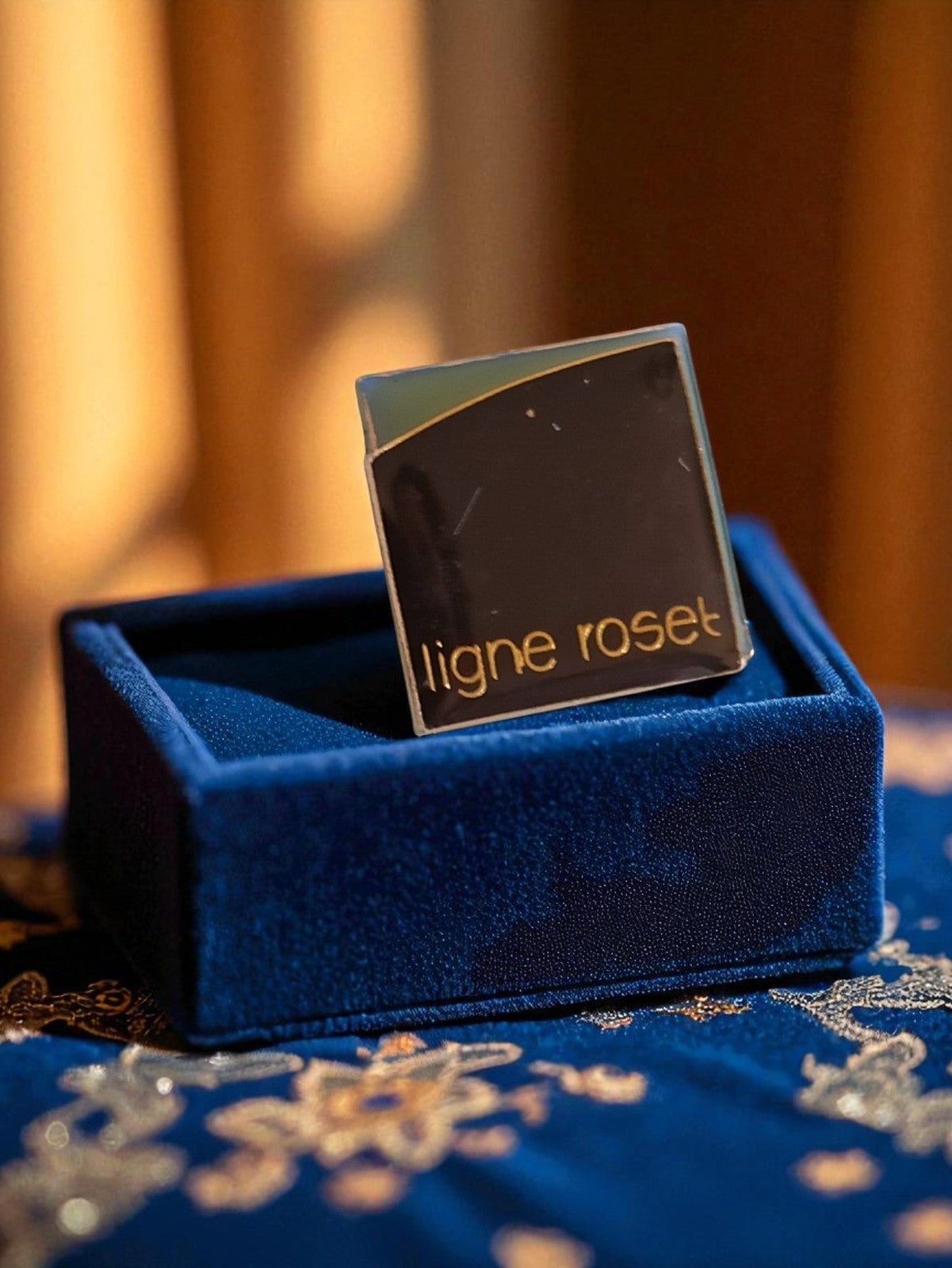 Pin's publicitaire Ligne Roset vintage édition limitée carré noir doré