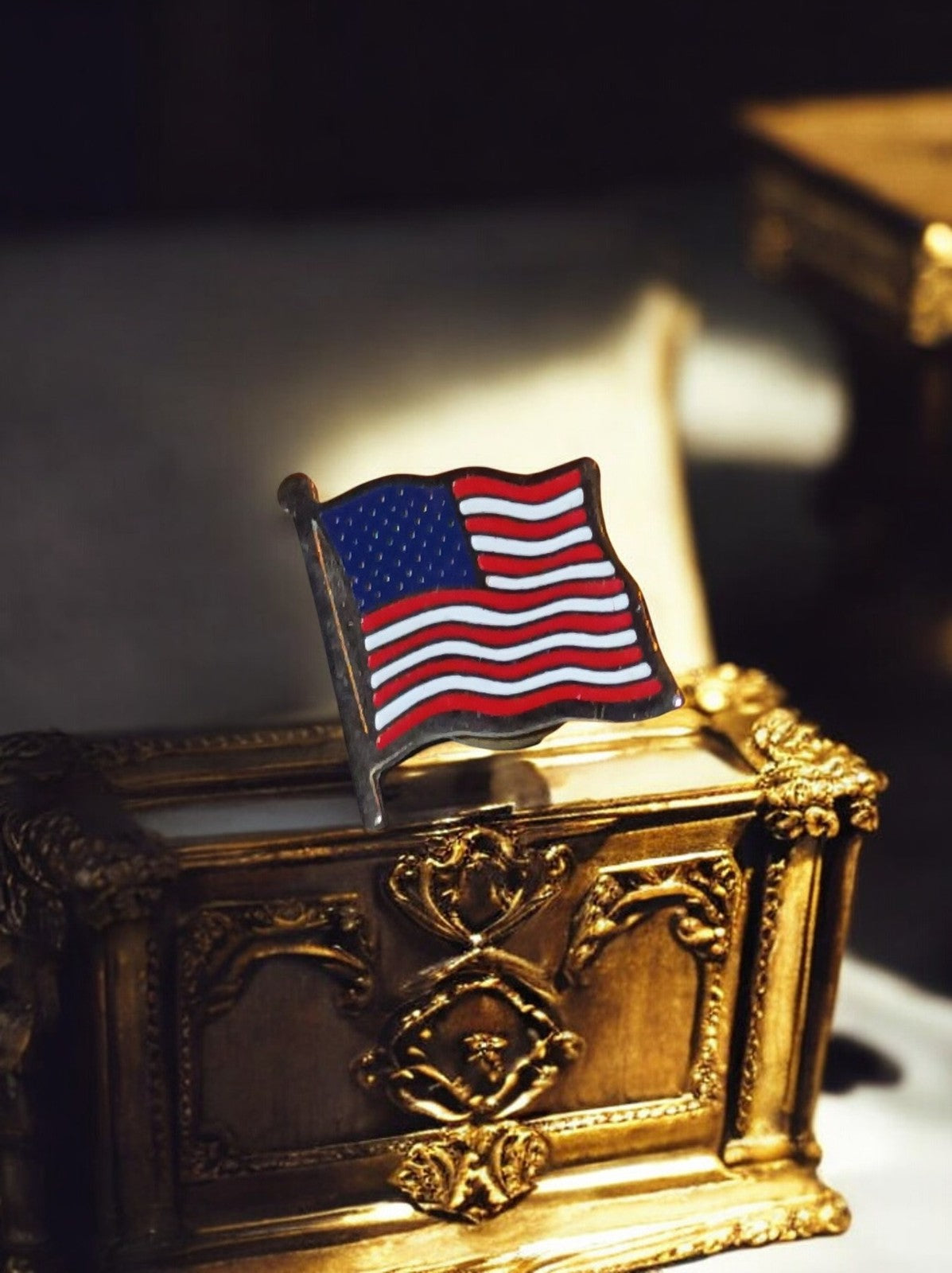 Pin's drapeau américain vintage émail USA – badge patriotique ancien
