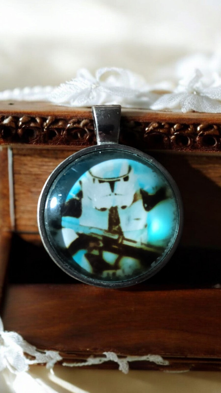 Pendentif vintage Star Wars Stormtrooper rond motif iconique, style rétro
