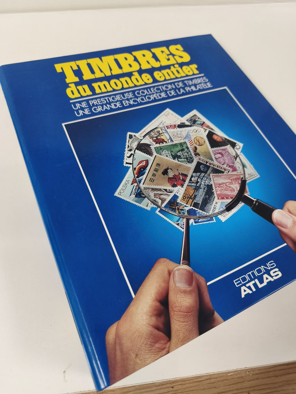 Classeur de timbres partiellement rempli, pages thématiques Japon, reliure bleue