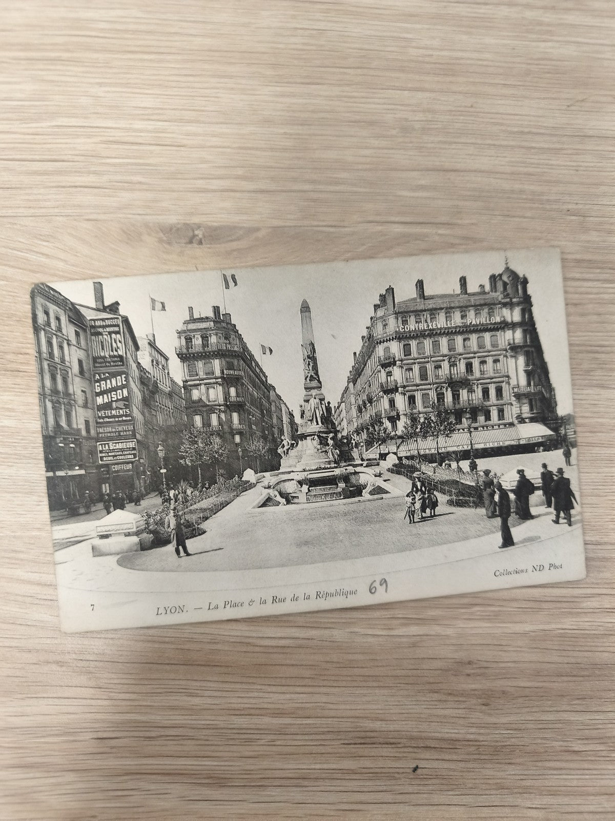 Ancienne carte postale Lyon Place et Rue de la République ND Phot noir et blanc