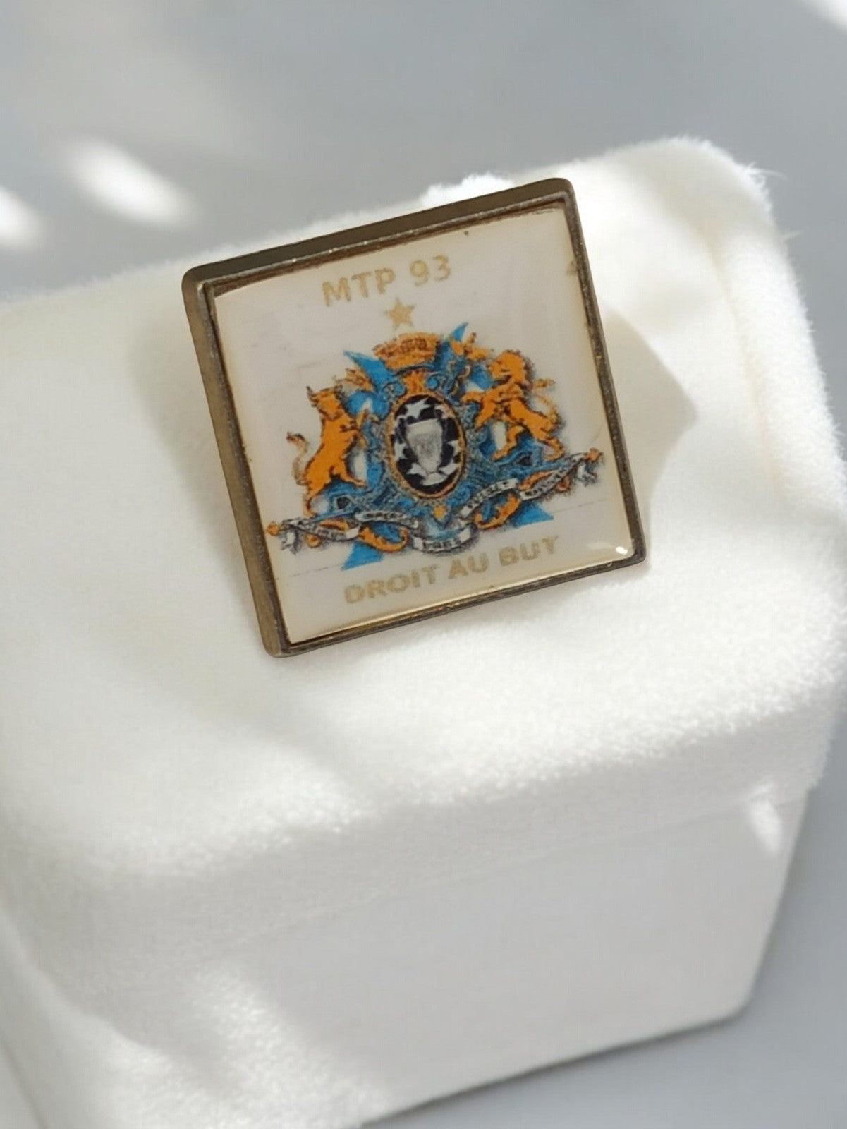 Rare pin's vintage Olympique de Marseille OM ancien badge rétro football collect