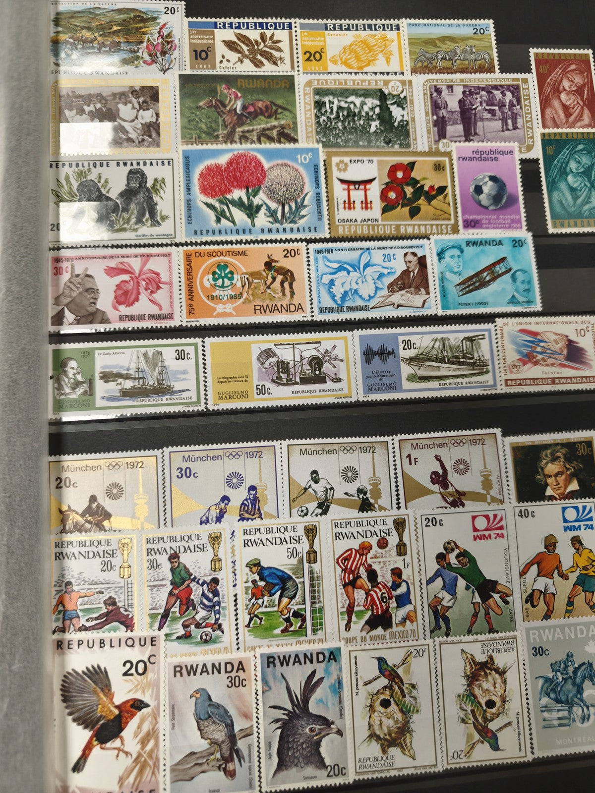 Lot timbres Rwanda thématiques sports animaux fleurs divers formats couleurs var