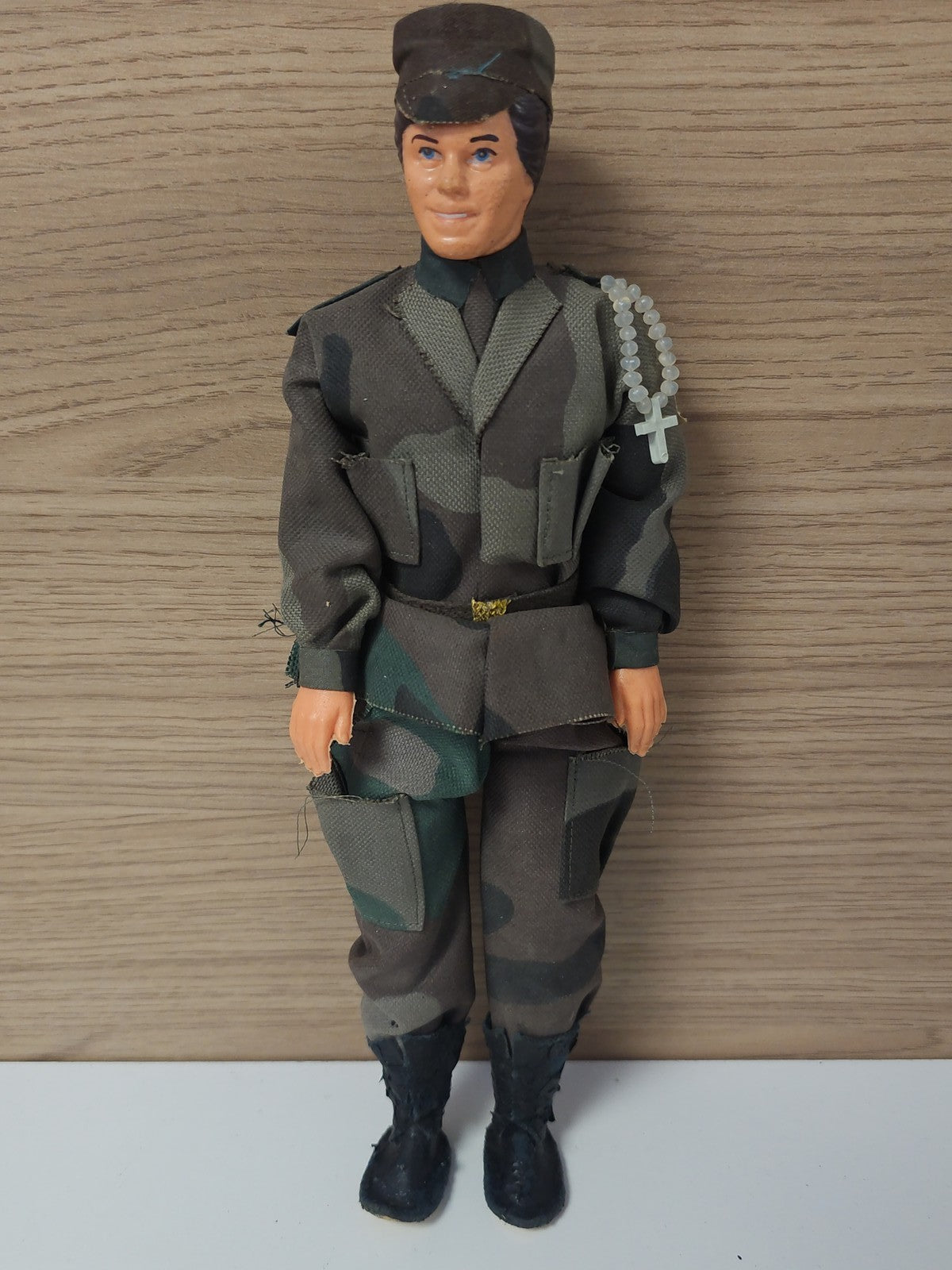 Figurine poupée militaire armée articulée d'occasion jouet soldat uniforme