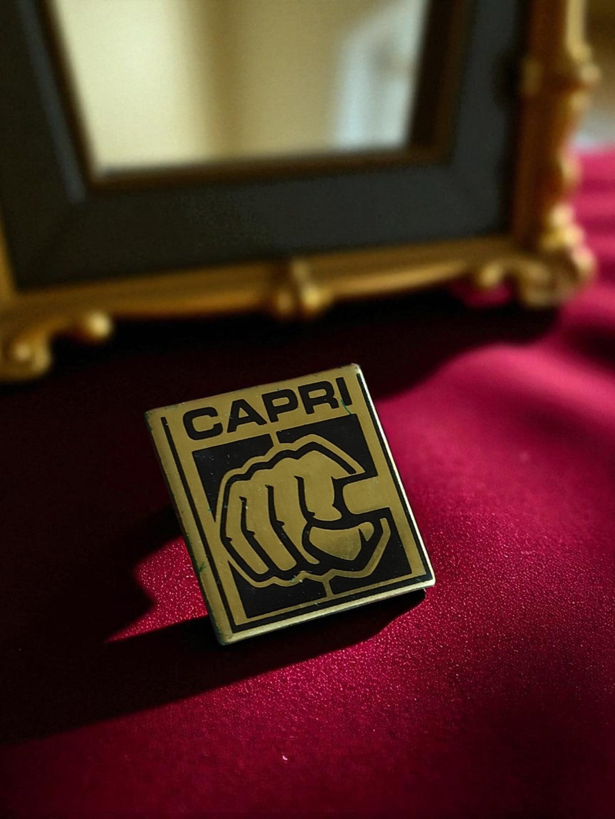 Pin's publicitaire vintage CAPRI émail carré logo rétro badge ancien