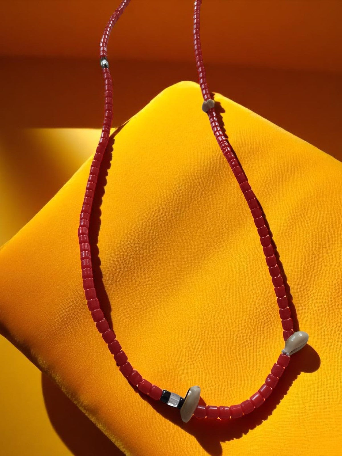 Collier perles fantaisie vintage rouge, maillons anciens, style années 70