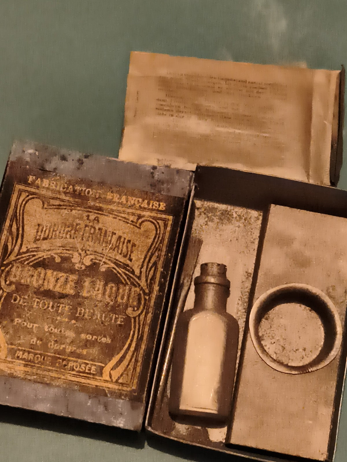 Ancienne boîte Bronze Liquide Bourgeois Française avec flacon et notice