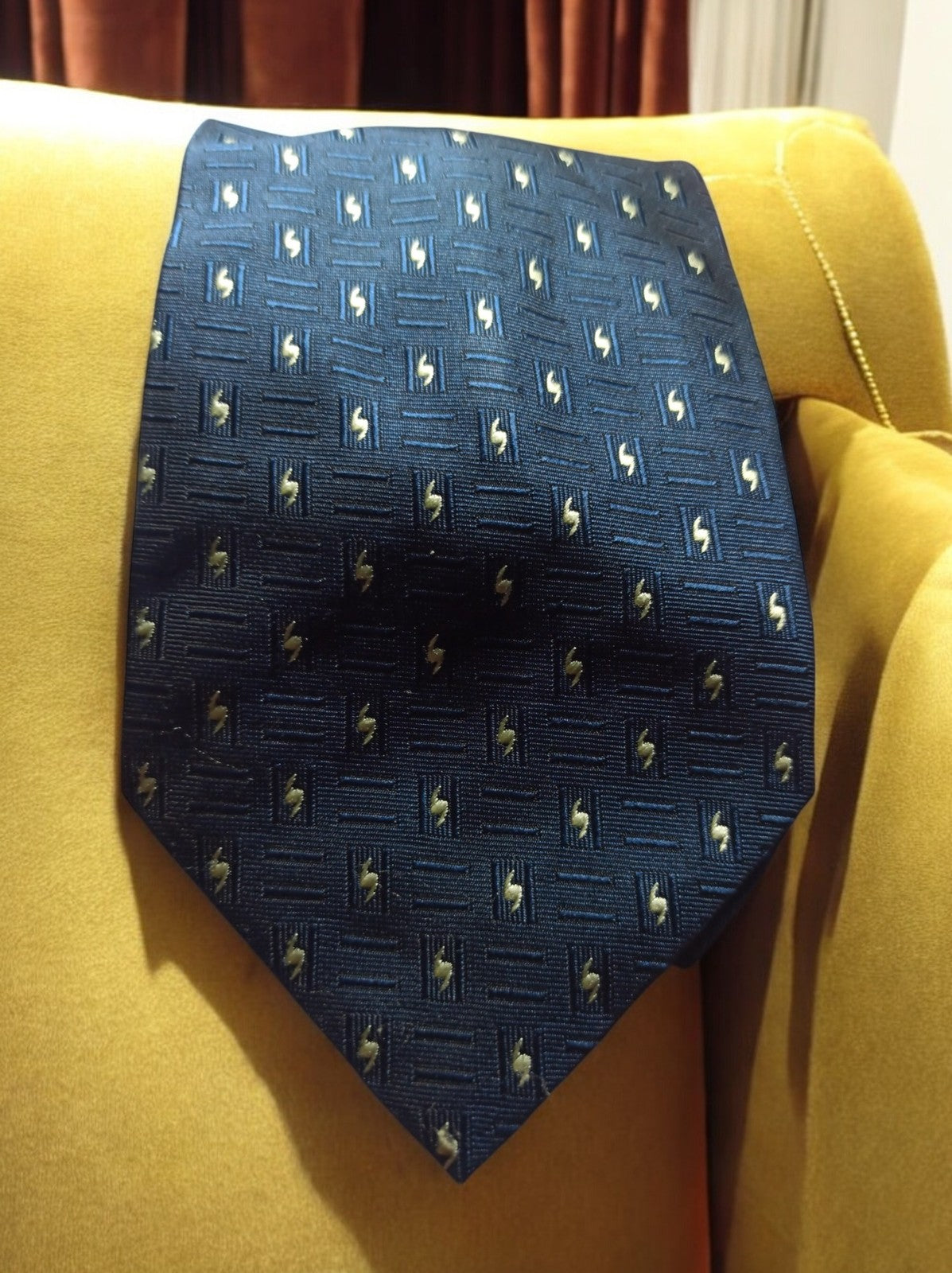 Cravate vintage en soie bleu marine motif géométrique élégant