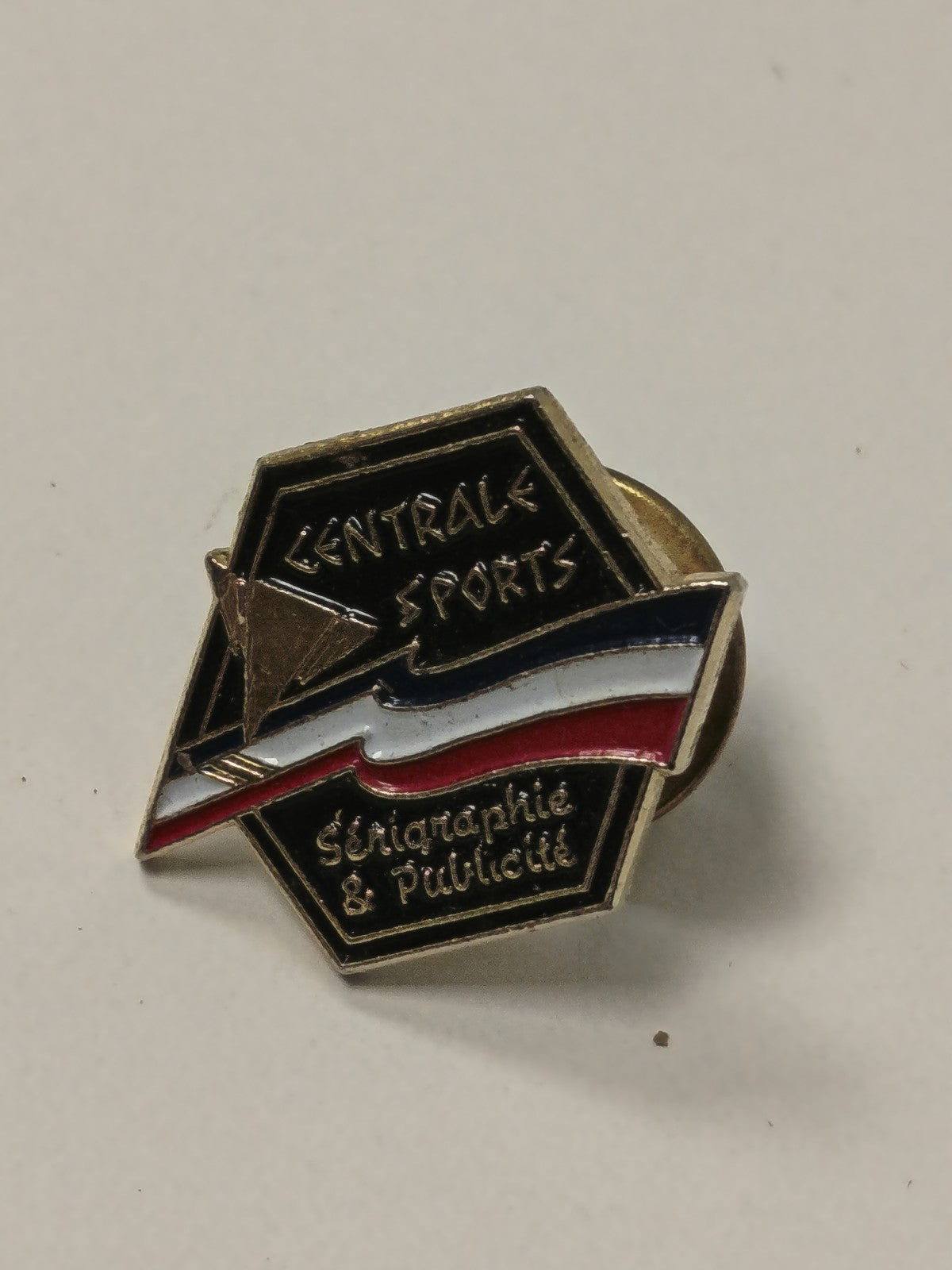 Pin's rétro ancien Centrale Sports ? badge vintage collection sport France