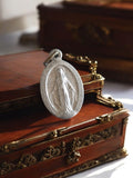 Médaille religieuse ancienne Vierge Miraculeuse métal argenté pendentif catholiq