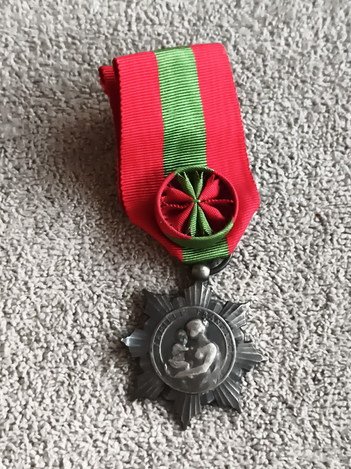 Médaille Ministère Hygiène France ruban rouge vert étoile mère enfant