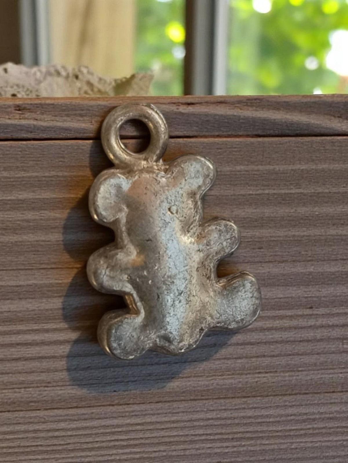 Pendentif vintage forme ourson métal années 1950 bijou rétro deadstock