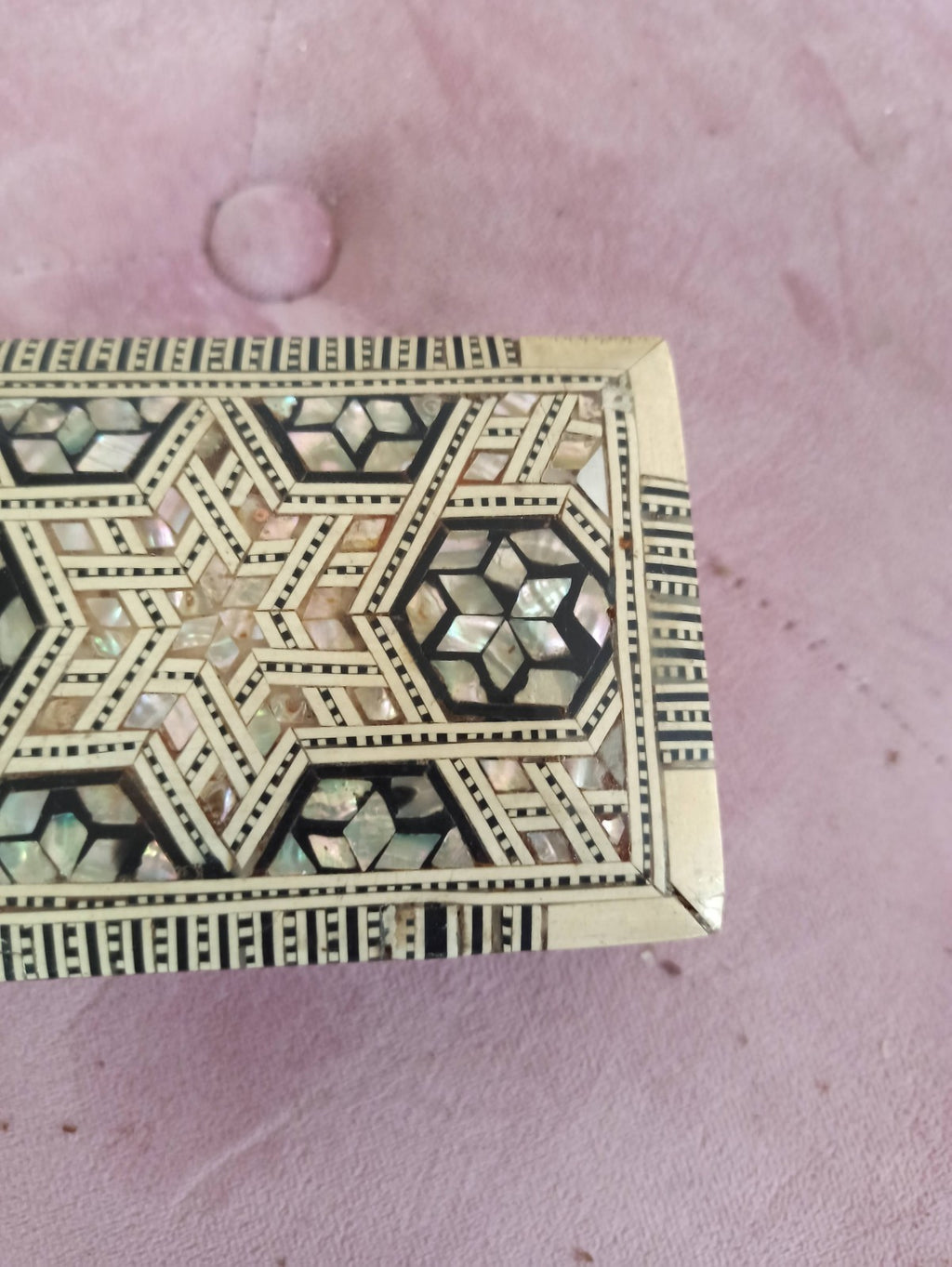 Boîte orientale marquetée bois, nacre et os décor géométrique, artisanat déco