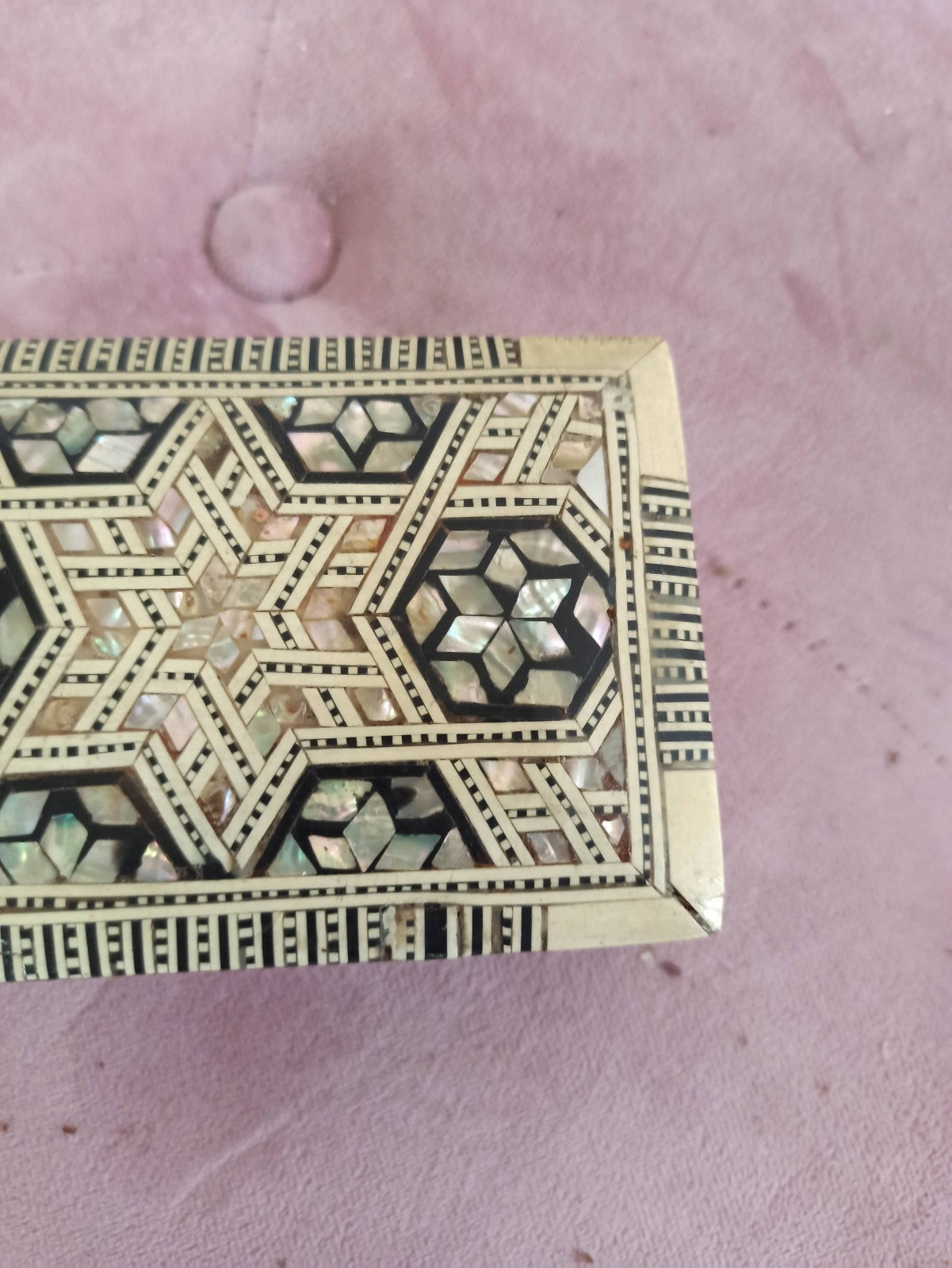 Boîte orientale marquetée bois, nacre et os décor géométrique, artisanat déco