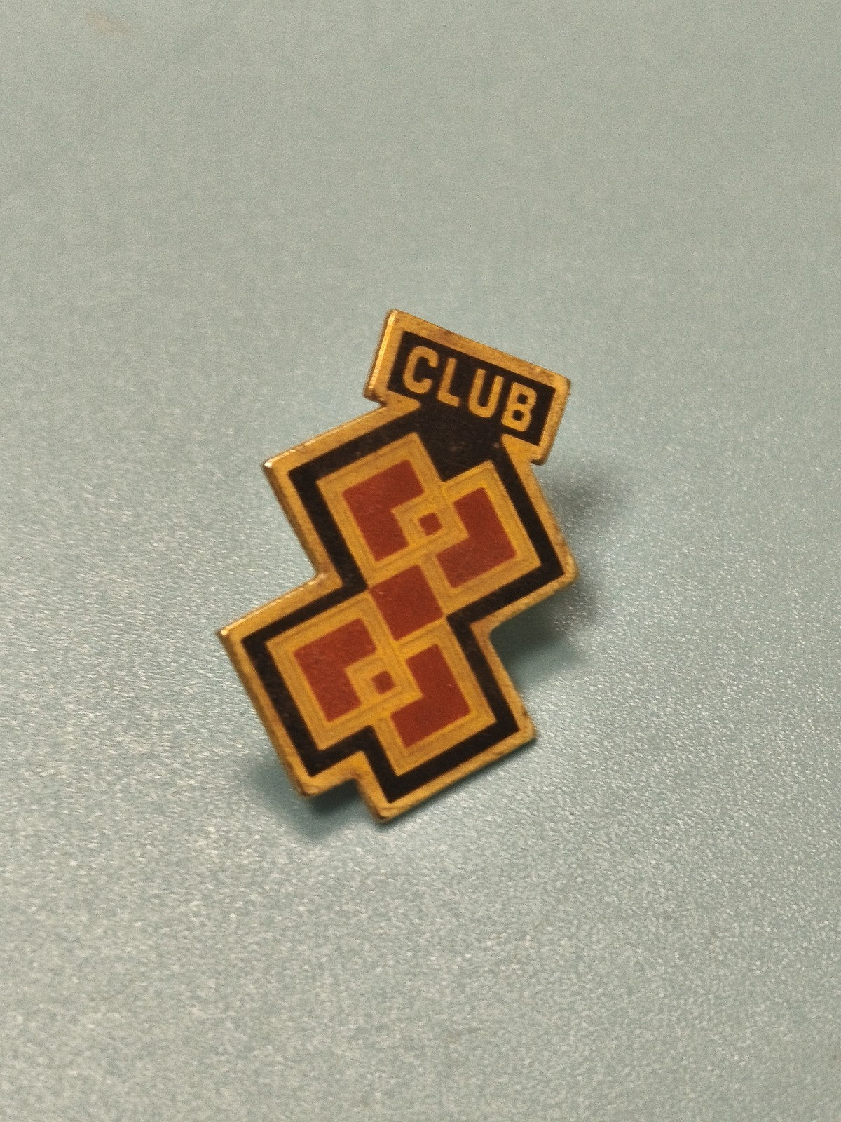 Pin's vintage club géométrique, motif rétro rouge et noir, collection (Ref 6)
