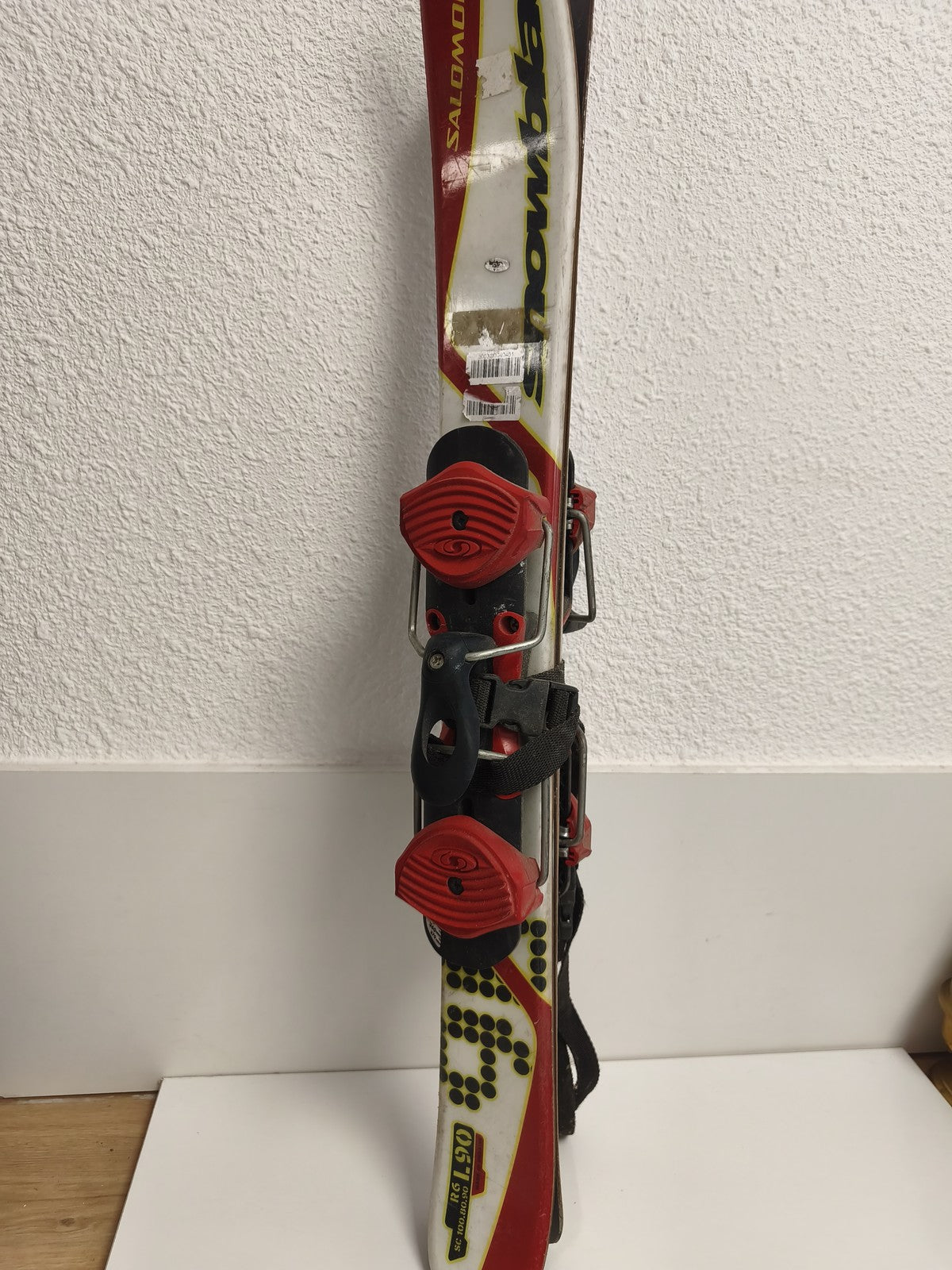 Mini ski Salomon Snowblade rouge jaune patinette fixation polyvalente