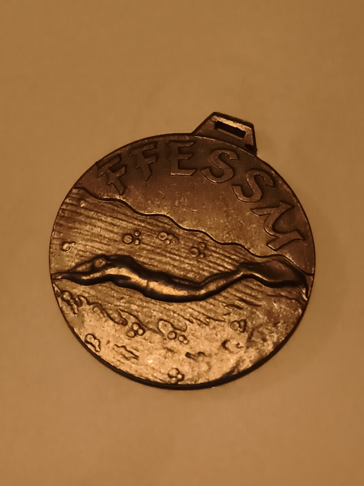 Médaille FFESSM nageur relief, finition bronze, natation subaquatique