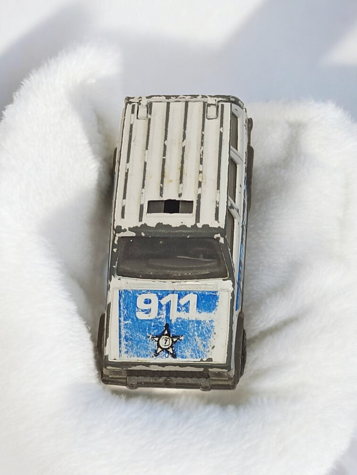 Voiture miniature police vintage 911 blanche bleue ancien véhicule rétro