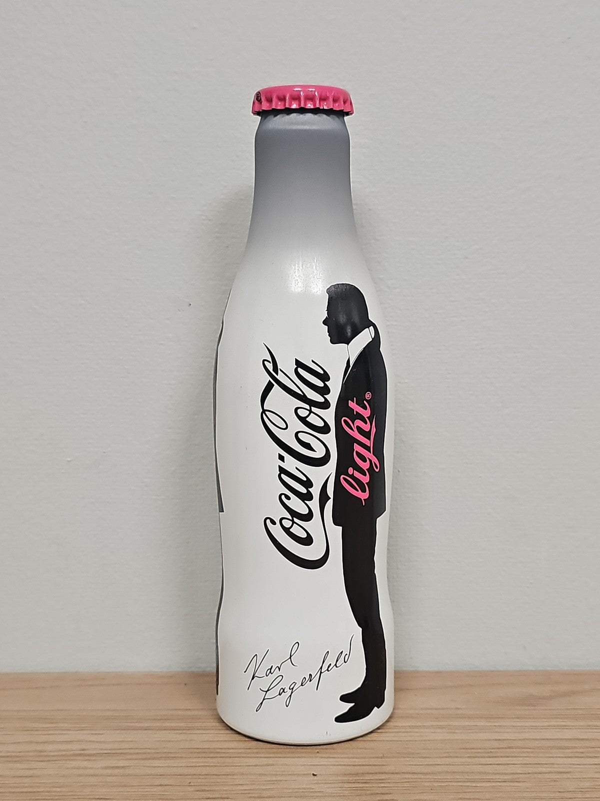Bouteille Coca Cola pleine édition Karl Lagerfeld, design exclusif, boisson non