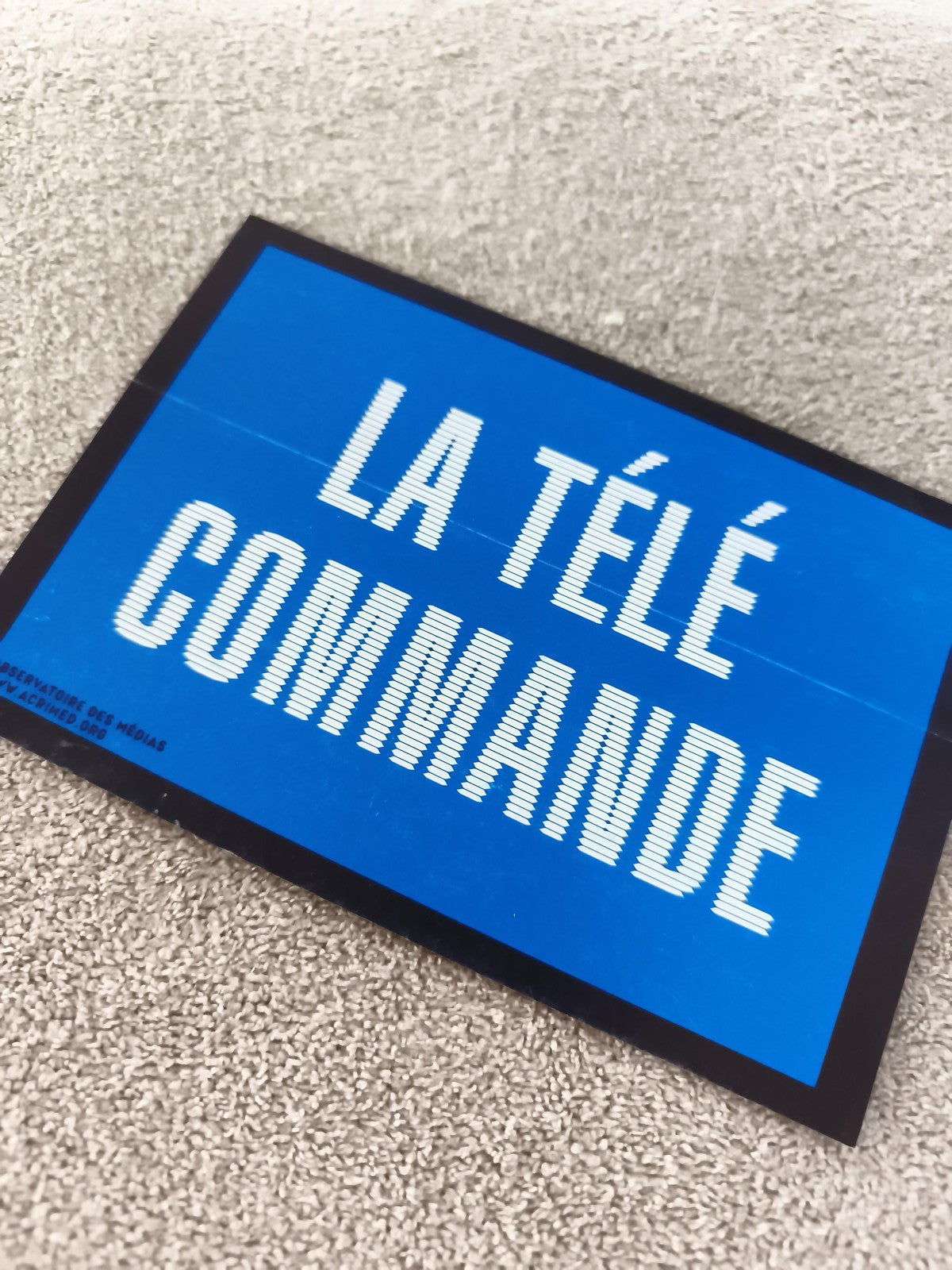 Carte ancienne LA TÉLÉ COMMANDE Observatoire des Médias bleu vintage