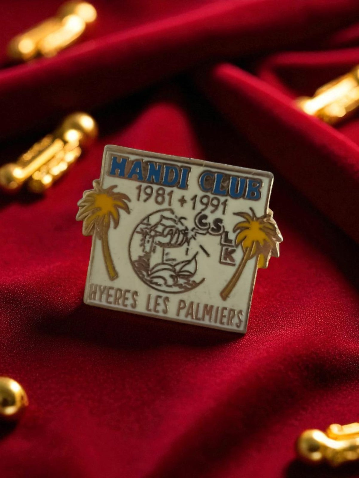 Pin's vintage Handi Club Hyères les Palmiers 1981-1991 badge publicitaire ancien